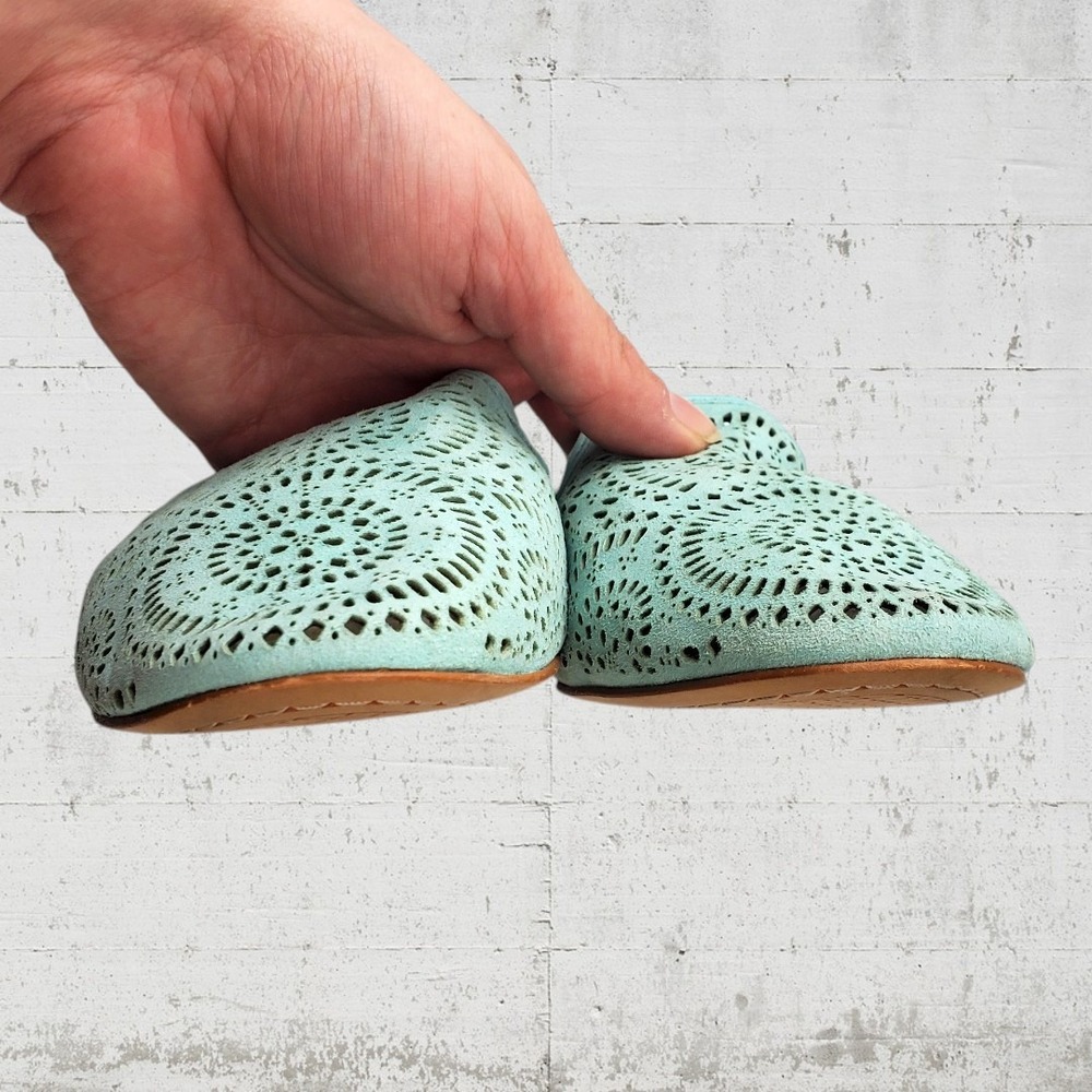 Vince Camuto Lancaster Mint Green Suede Perforated Pointed Toe Loafers Flats 12M - Picture 2 of 8